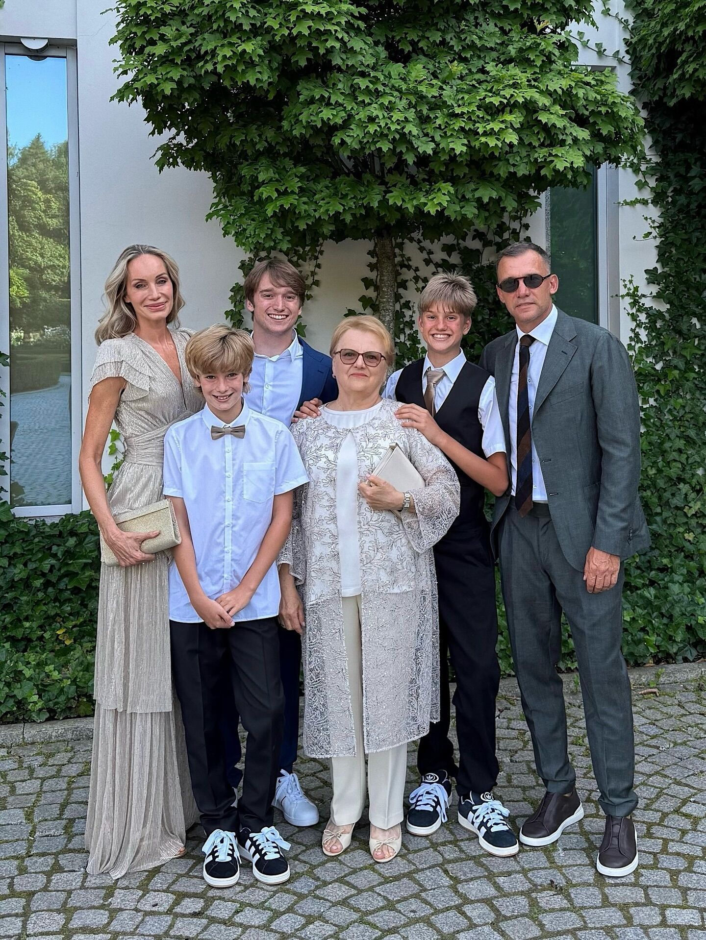 Андрій Шевченко показав, який вигляд зараз мають його мама, дружина й діти. Фото