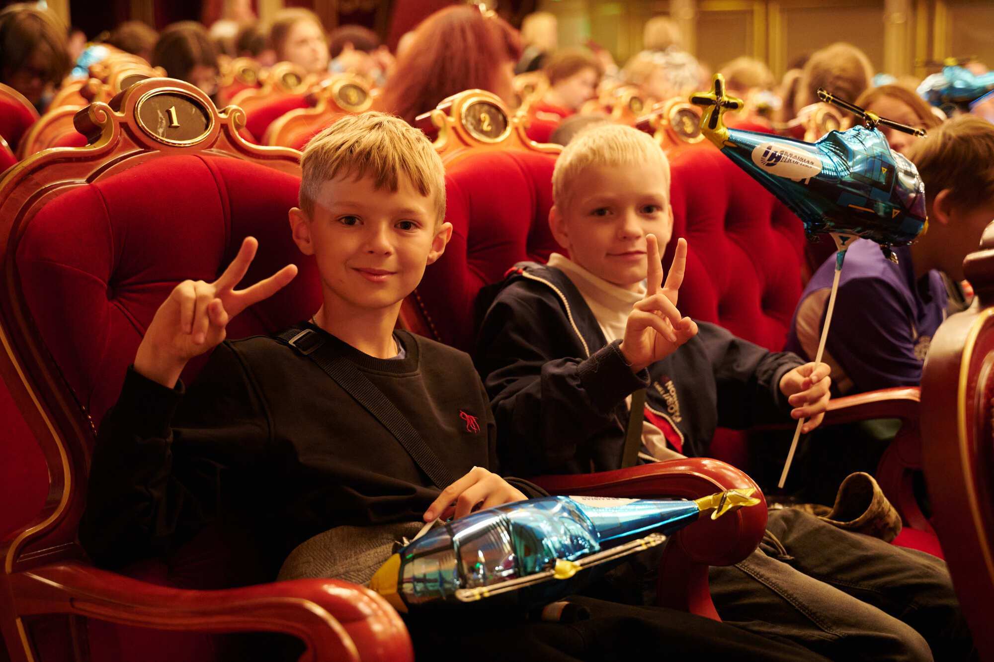 Авіакомпанія "Українські вертольоти" влаштувала театральне свято з подарунками для 1500 дітей загиблих захисників