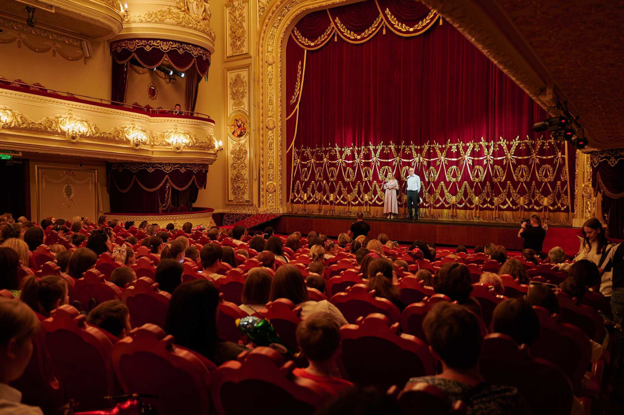 Авіакомпанія "Українські вертольоти" влаштувала театральне свято з подарунками для 1500 дітей загиблих захисників