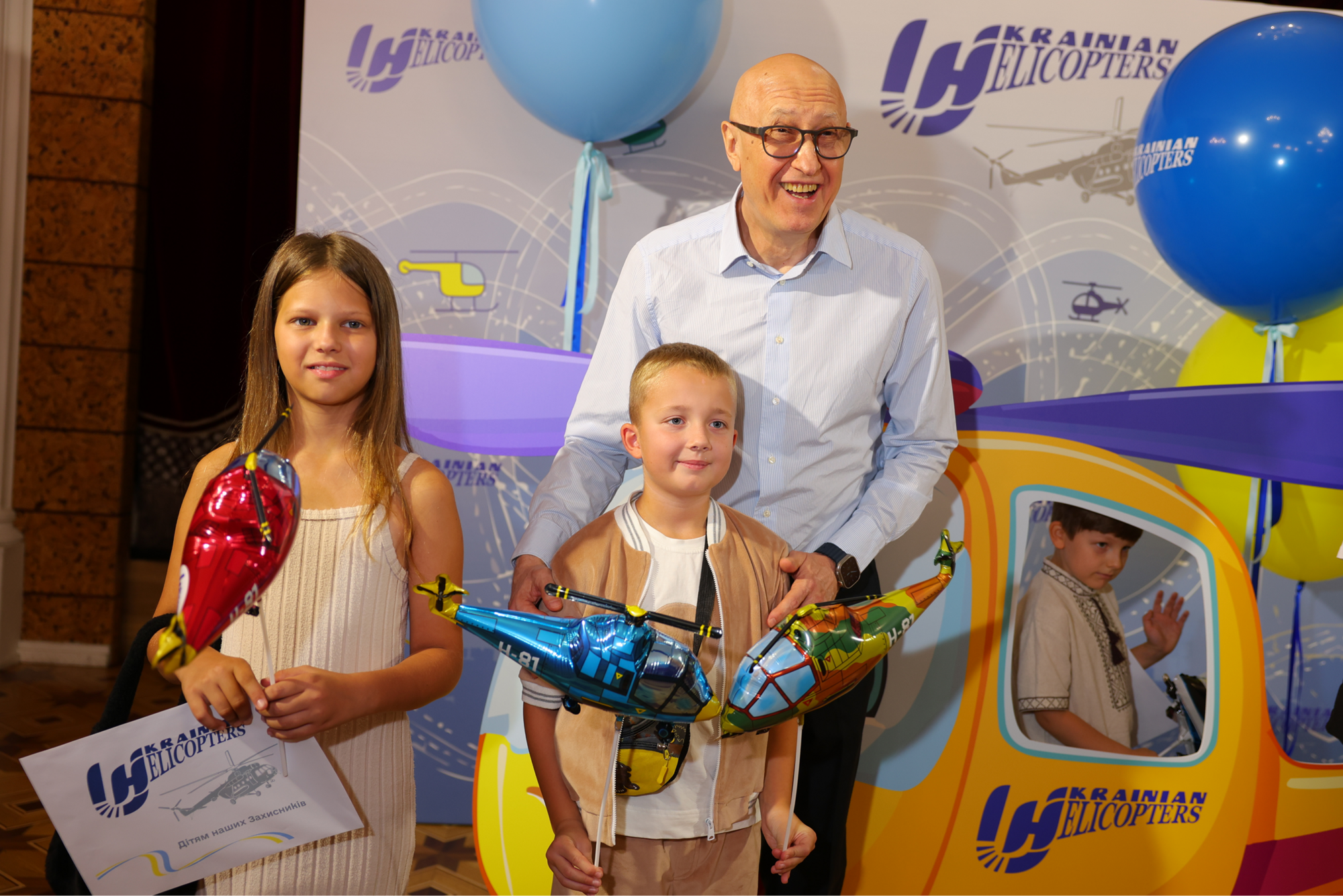 Авіакомпанія "Українські вертольоти" влаштувала театральне свято з подарунками для 1500 дітей загиблих захисників