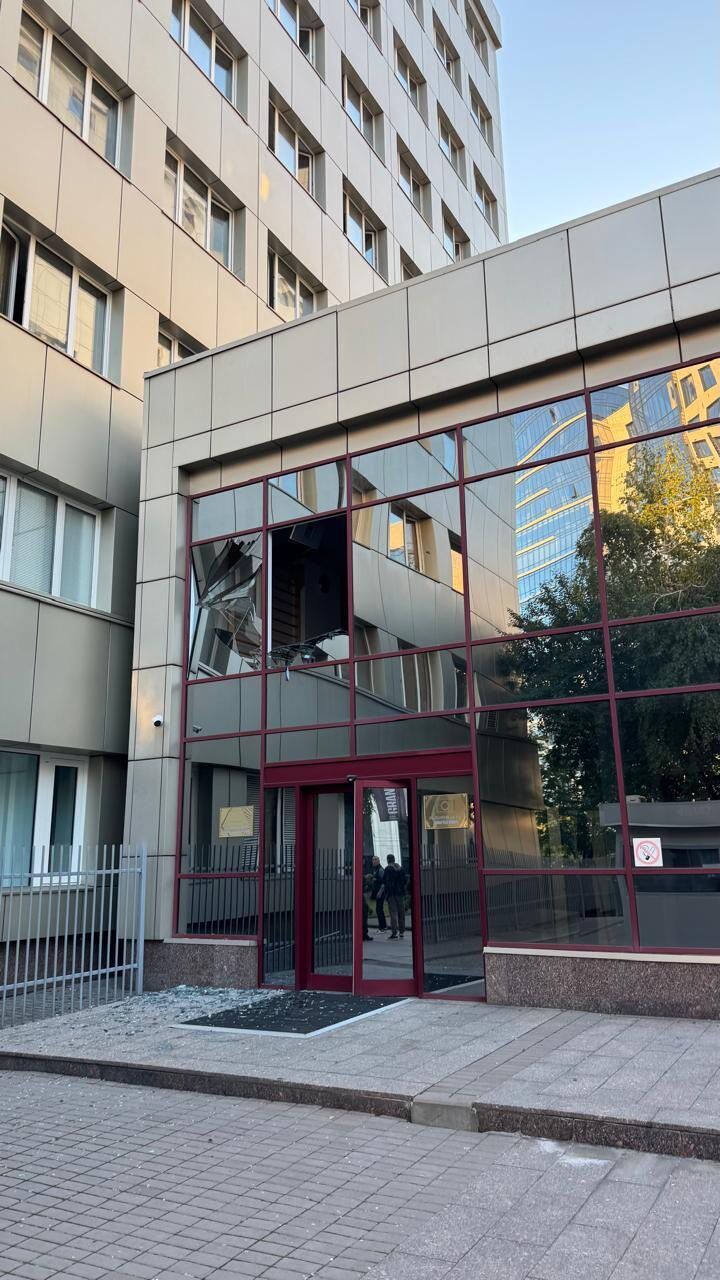 "Это настоящий ответ Москвы на мирные усилия": в Киеве из-за российского удара повреждено здание представительства Евросоюза. Фото