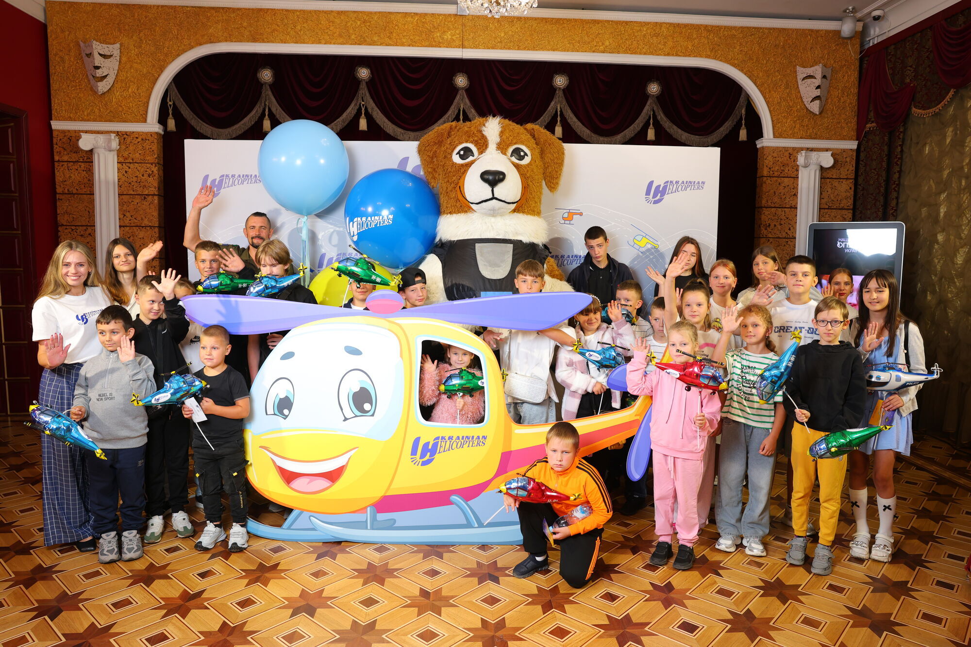 Авіакомпанія "Українські вертольоти" влаштувала театральне свято з подарунками для 1500 дітей загиблих захисників