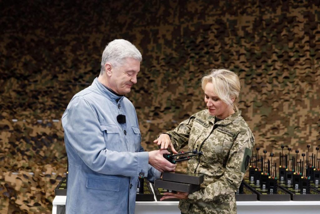 Порошенко передал Марусе Зверобой "Мавики" и электронику для 93-й бригады