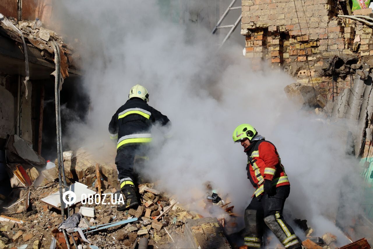 Полностью разрушен подъезд дома: последствия попадания российской ракеты в Дарницком районе Киева. Фото и видео