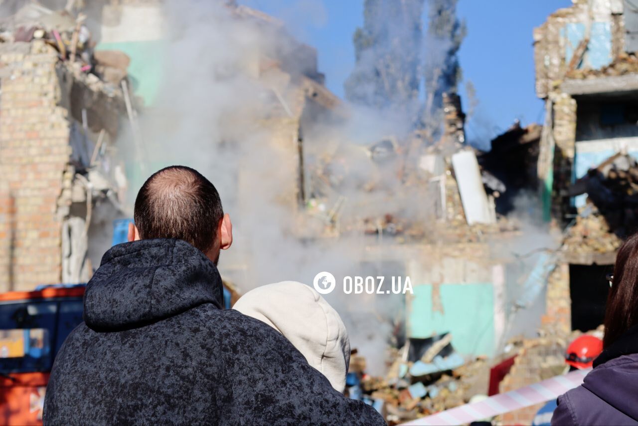 Полностью разрушен подъезд дома: последствия попадания российской ракеты в Дарницком районе Киева. Фото и видео