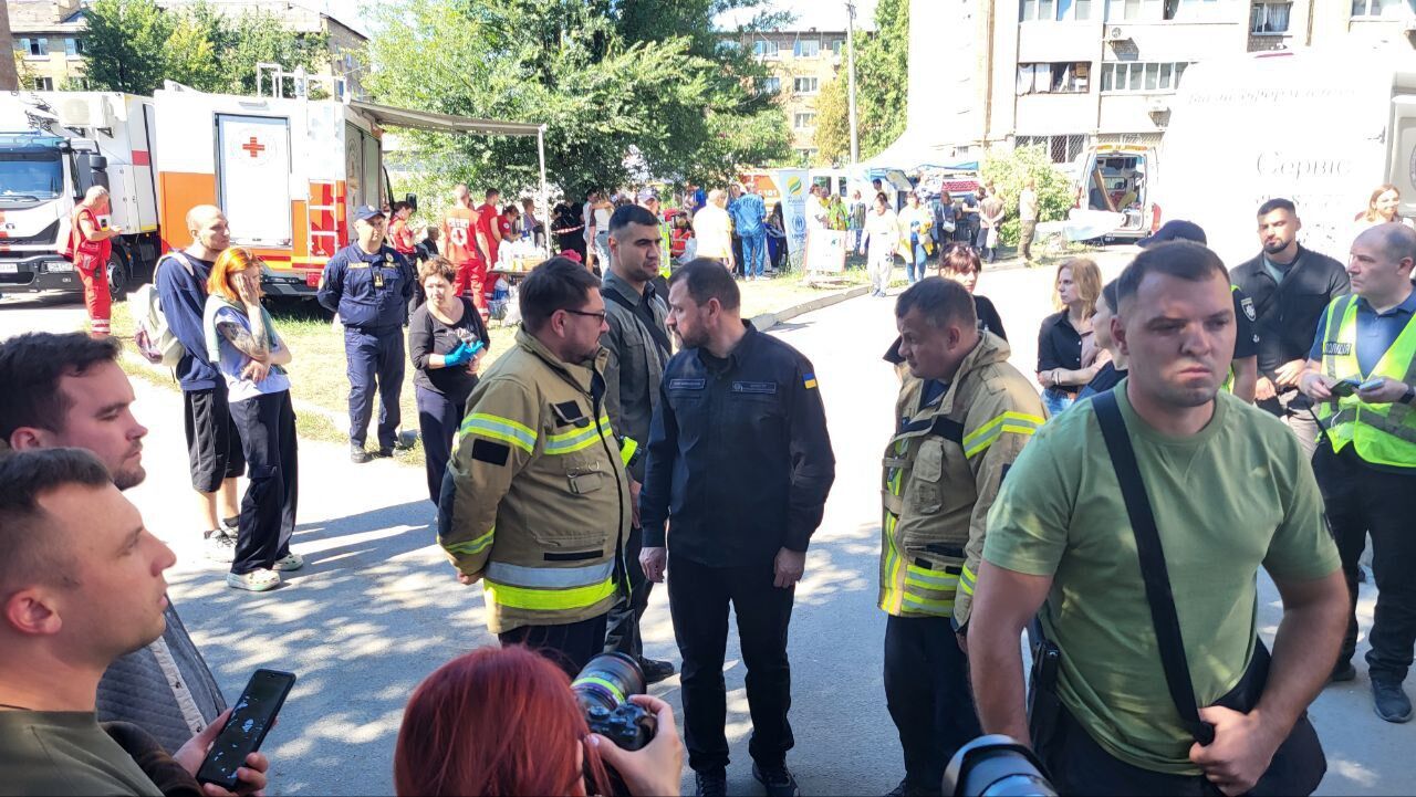 Место ужасного военного преступления: в Киеве к дому, в который попала российская ракета, прибыли иностранные дипломаты. Фото и видео