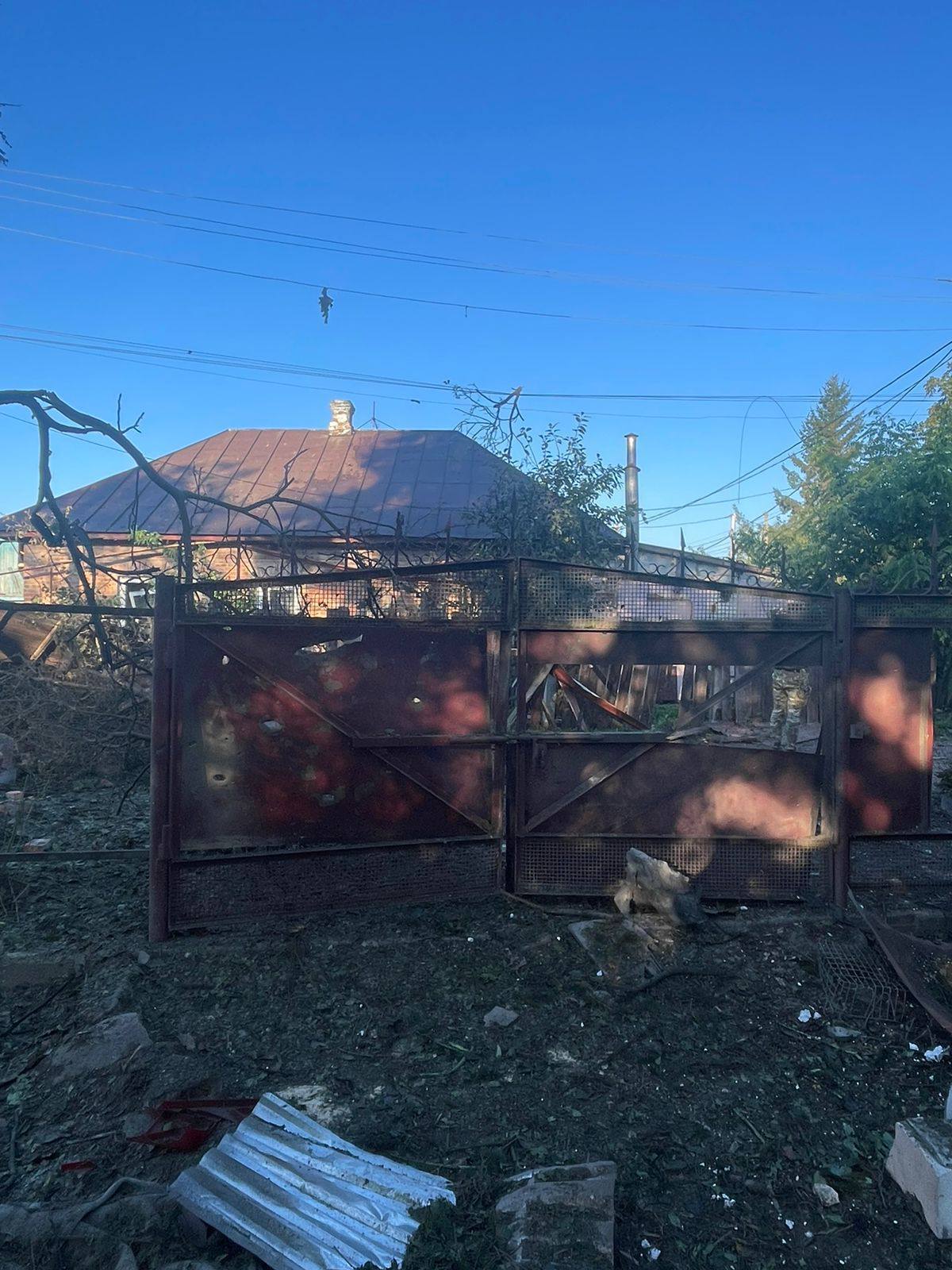 Враг массированно атаковал Киевщину: повреждены дома, есть пострадавший. Фото