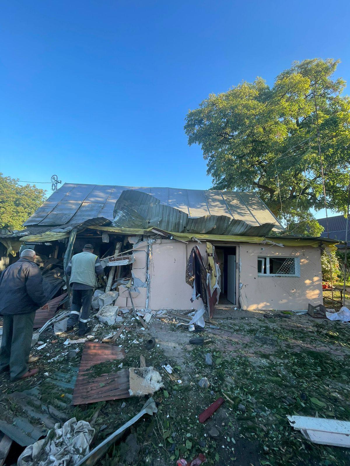 Враг массированно атаковал Киевщину: повреждены дома, есть пострадавший. Фото