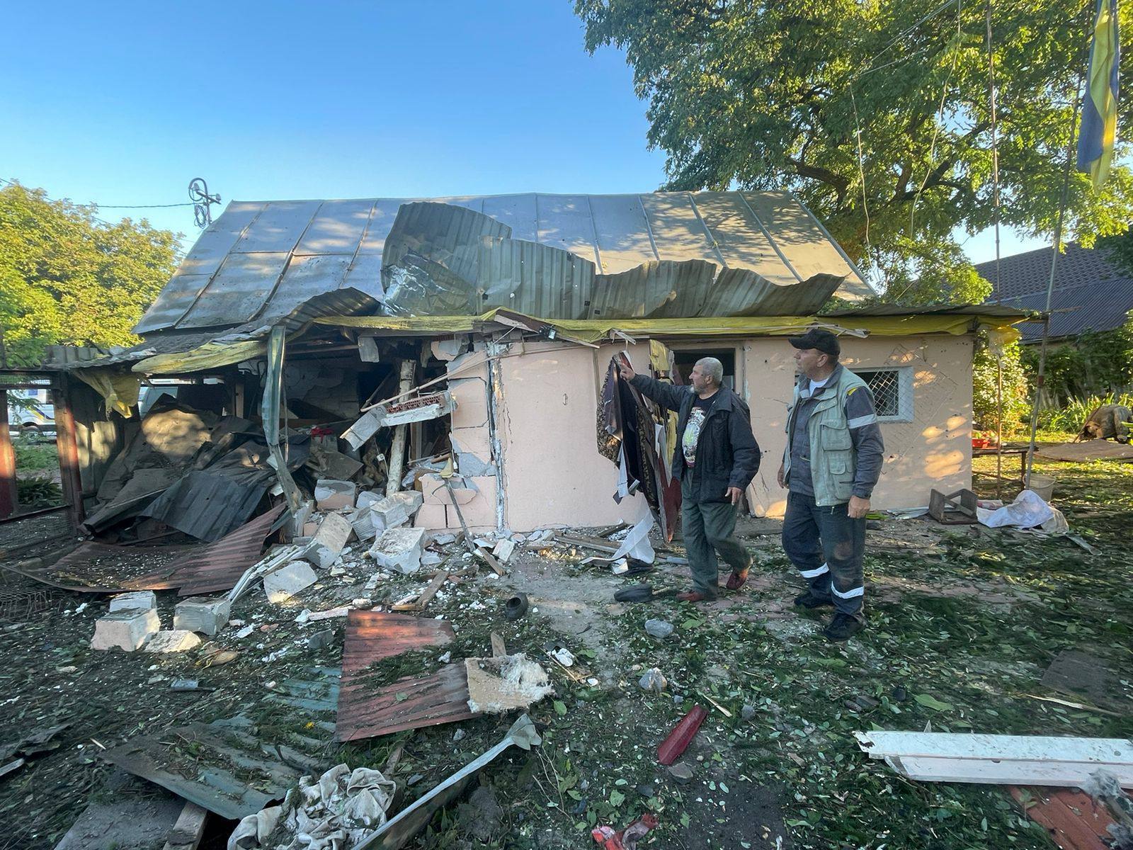 Враг массированно атаковал Киевщину: повреждены дома, есть пострадавший. Фото