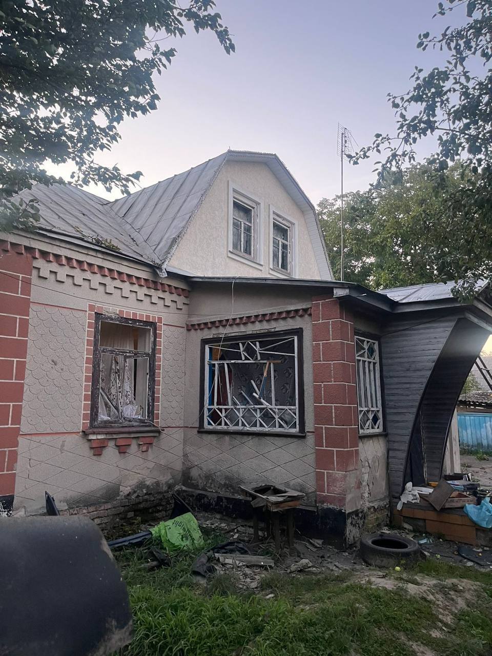 Враг массированно атаковал Киевщину: повреждены дома, есть пострадавший. Фото