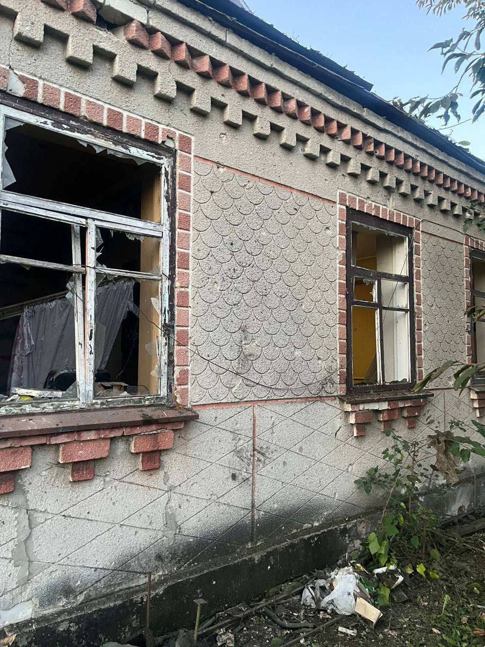 Враг массированно атаковал Киевщину: повреждены дома, есть пострадавший. Фото