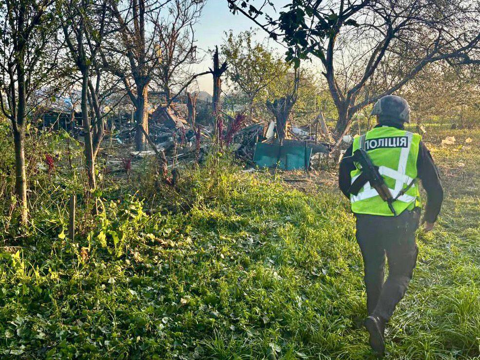 Враг массированно атаковал Киевщину: повреждены дома, есть пострадавший. Фото