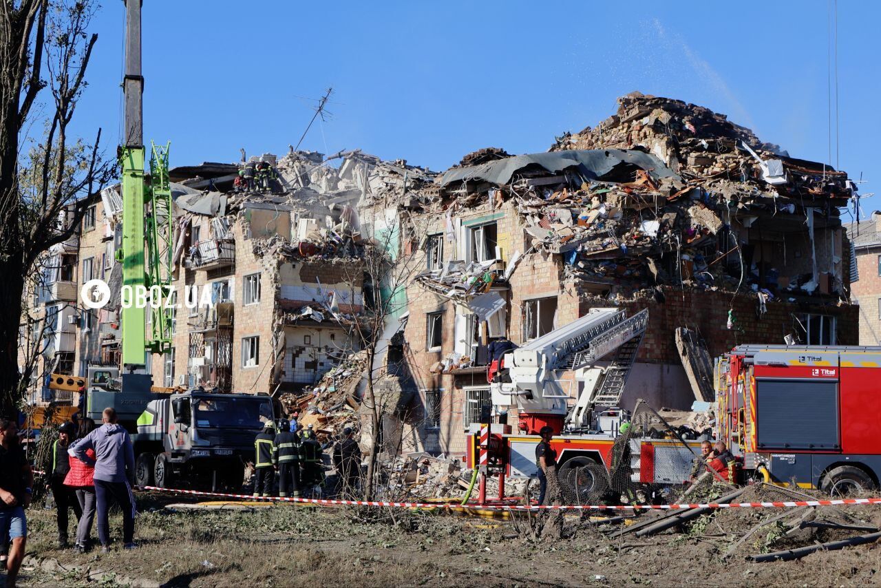 Россия бьет по гражданским: момент прилета ракеты по дому в Киеве попал на видео