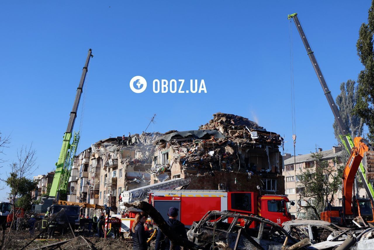 Россия бьет по гражданским: момент прилета ракеты по дому в Киеве попал на видео