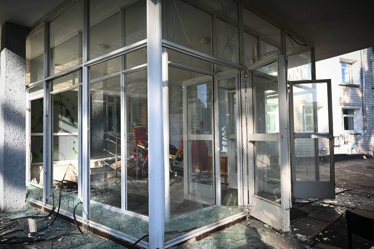 Враг массированно атаковал Киевщину: повреждены дома, есть пострадавший. Фото