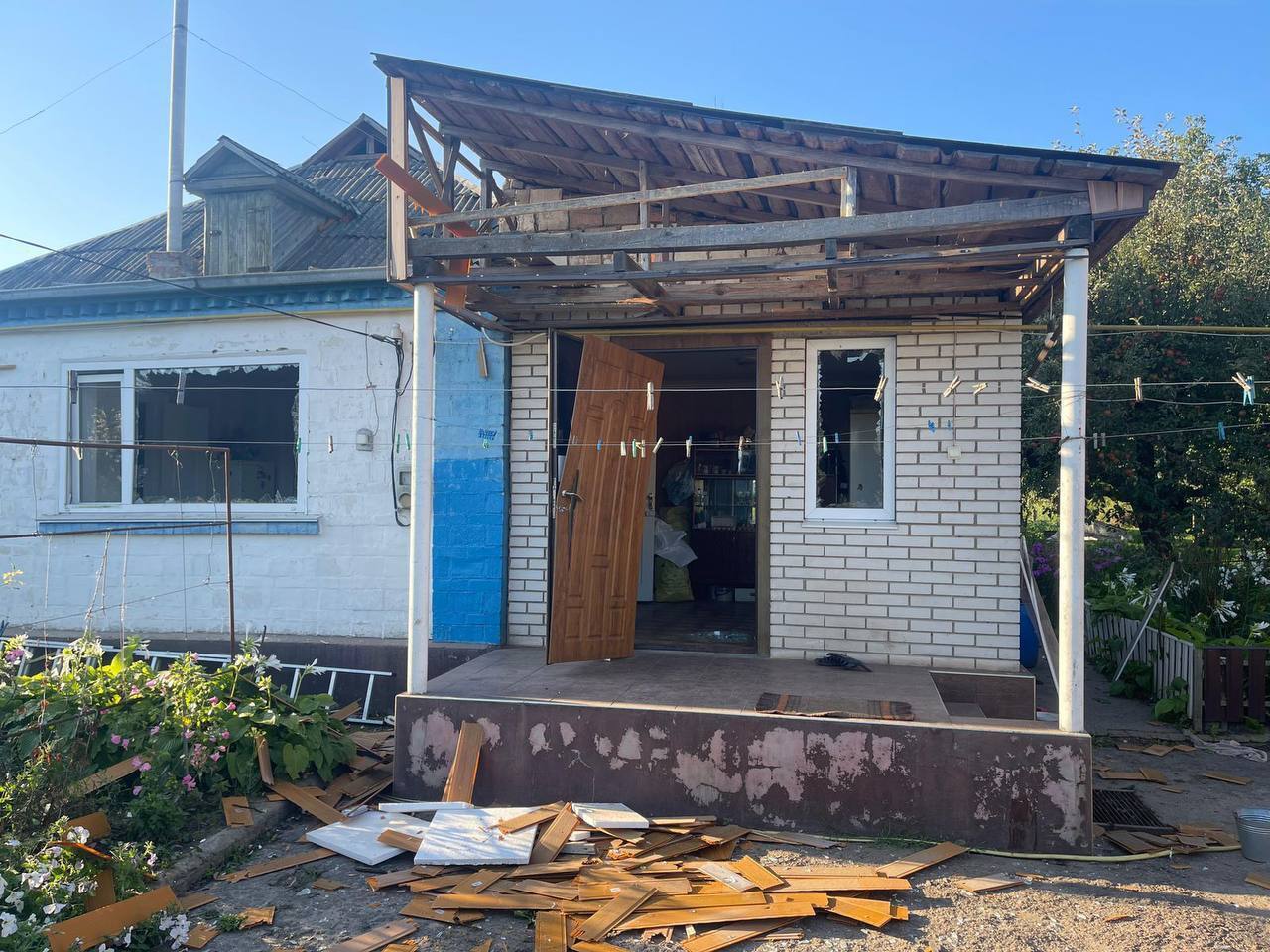 Враг массированно атаковал Киевщину: повреждены дома, есть пострадавший. Фото