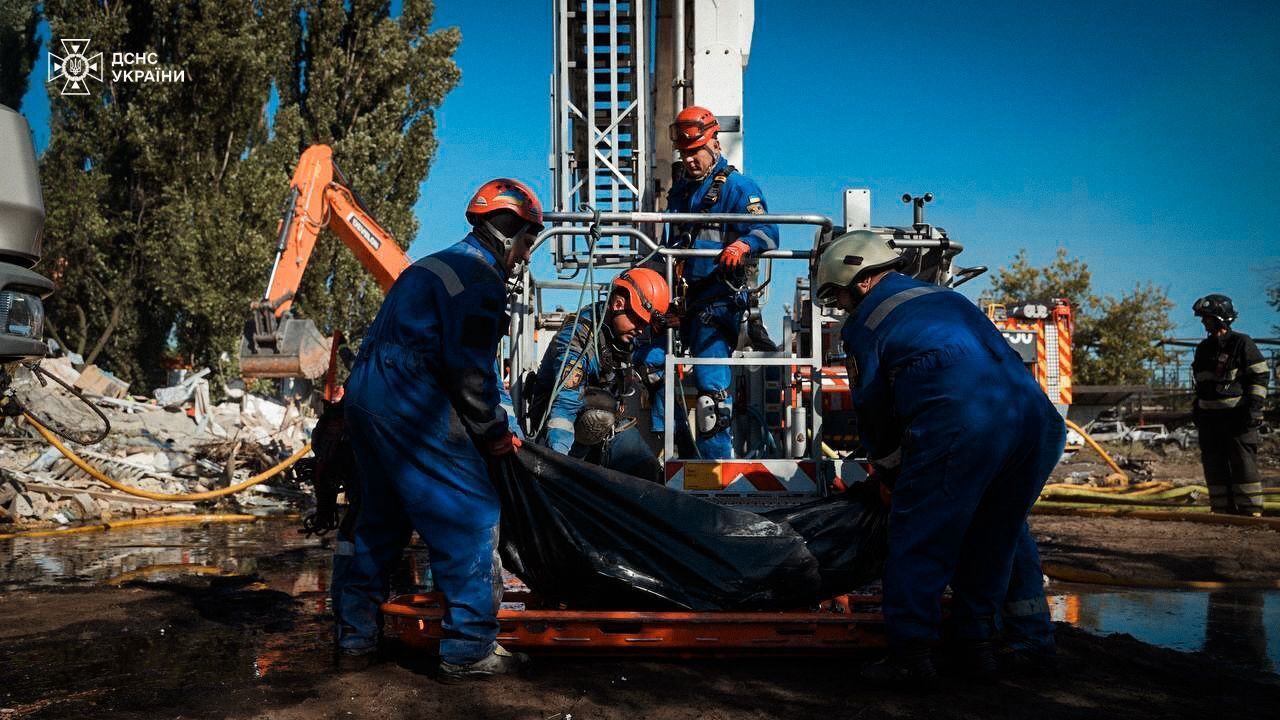 "Было два прямых прилета ракет в жилой дом": в Воздушных силах раскрыли детали ночной атаки РФ на Украину