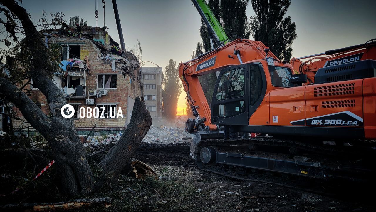 "Не теряют надежды": в Киеве под прожекторами разбирают завалы на месте удара РФ, люди приносят игрушки в память о погибших детях. Фото и видео