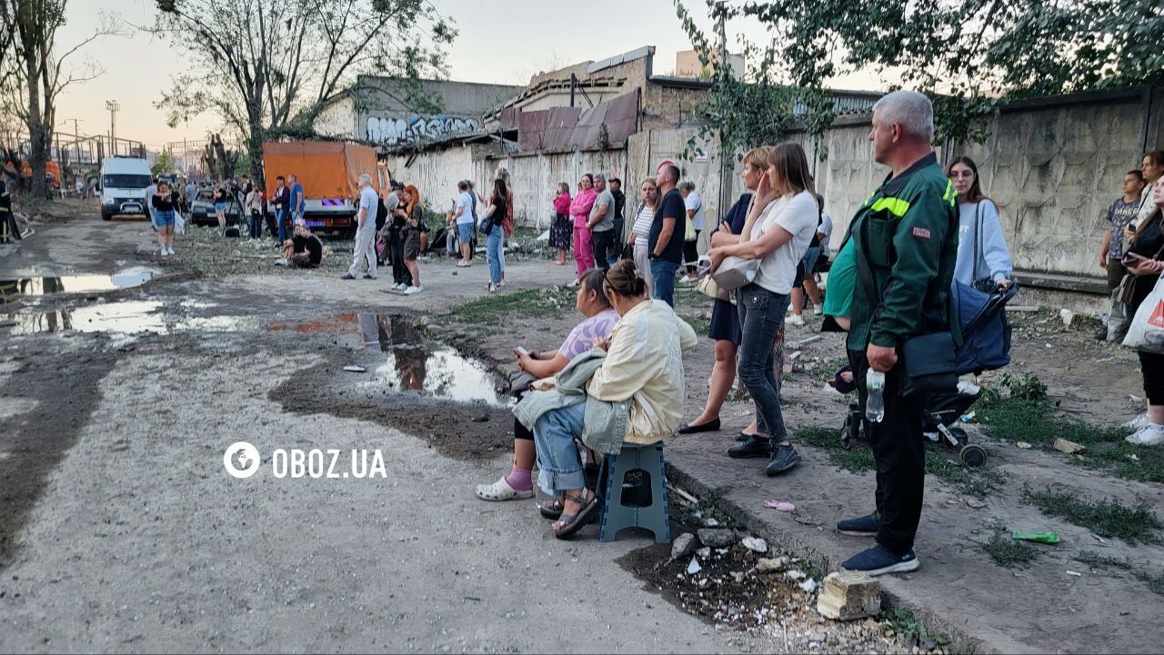 "Не теряют надежды": в Киеве под прожекторами разбирают завалы на месте удара РФ, люди приносят игрушки в память о погибших детях. Фото и видео