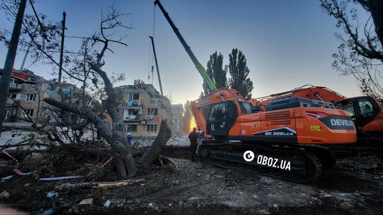 "Не теряют надежды": в Киеве под прожекторами разбирают завалы на месте удара РФ, люди приносят игрушки в память о погибших детях. Фото и видео
