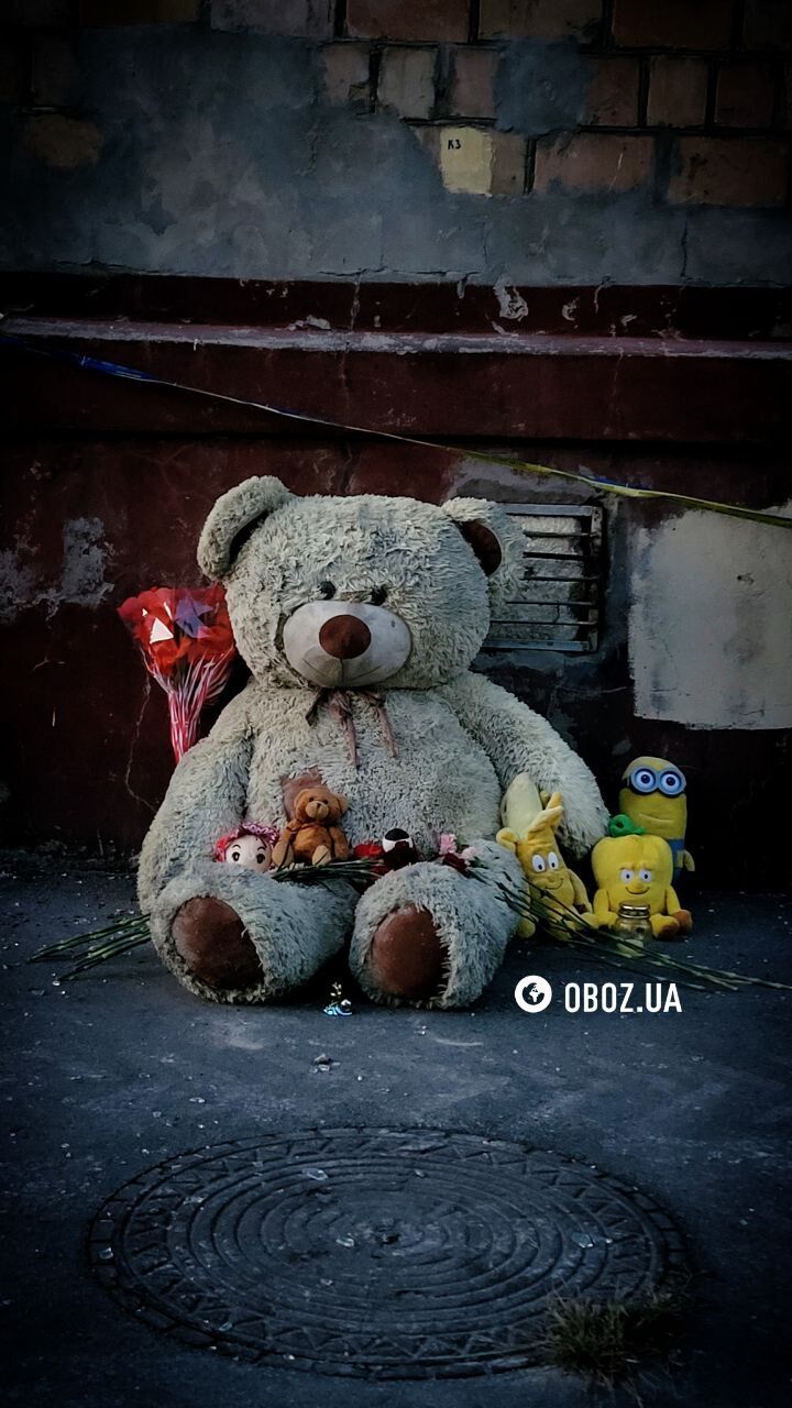 "Не теряют надежды": в Киеве под прожекторами разбирают завалы на месте удара РФ, люди приносят игрушки в память о погибших детях. Фото и видео