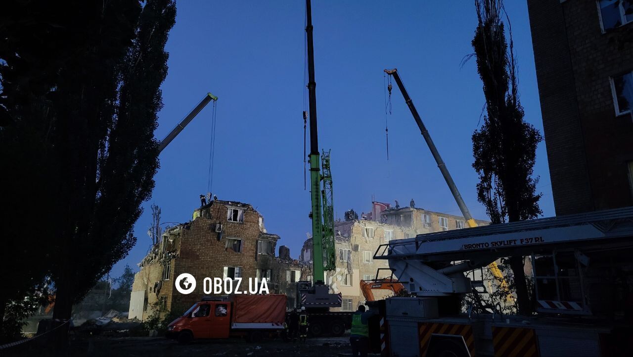 "Не теряют надежды": в Киеве под прожекторами разбирают завалы на месте удара РФ, люди приносят игрушки в память о погибших детях. Фото и видео