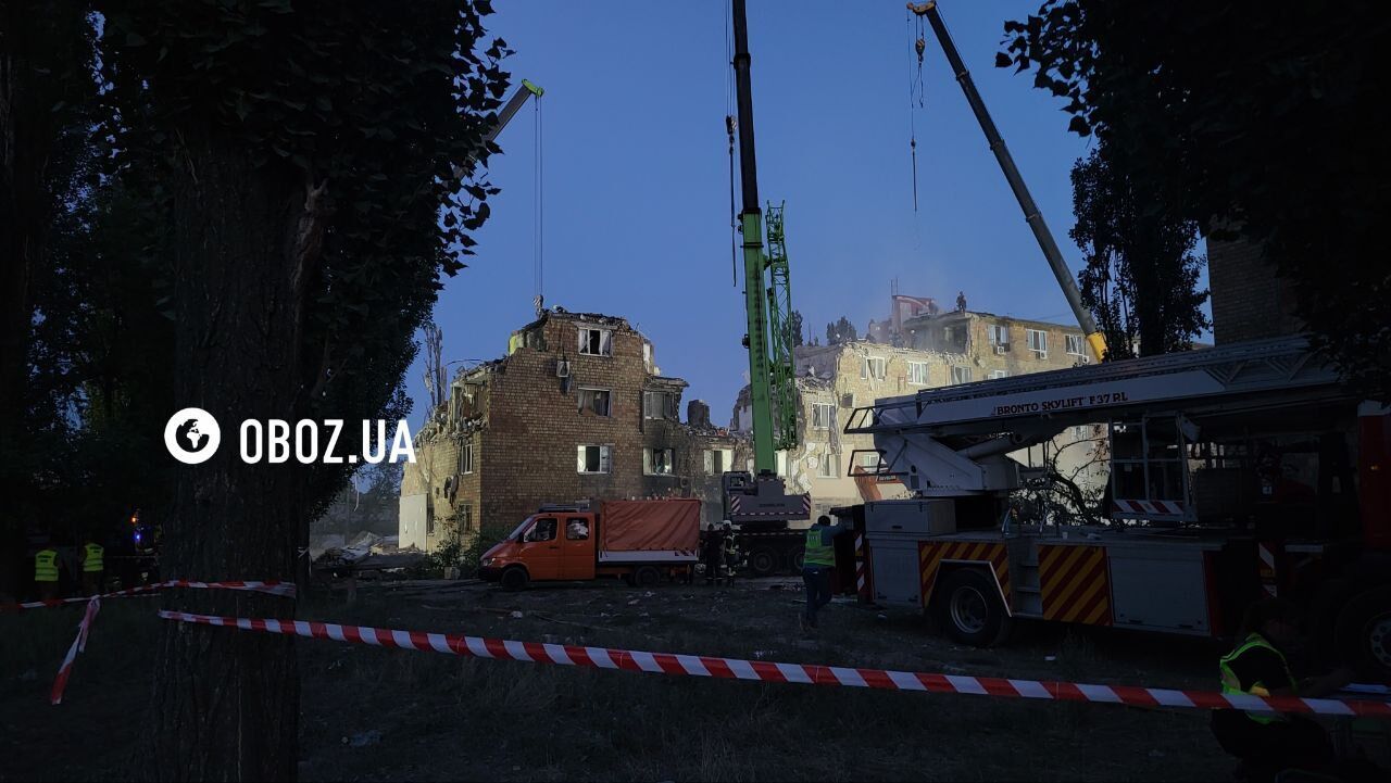 "Не теряют надежды": в Киеве под прожекторами разбирают завалы на месте удара РФ, люди приносят игрушки в память о погибших детях. Фото и видео