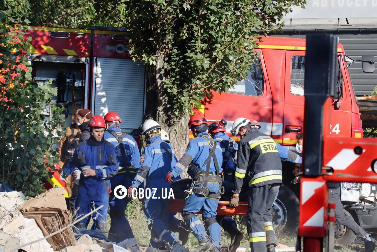 Полностью разрушен подъезд дома: последствия попадания российской ракеты в Дарницком районе Киева. Фото и видео