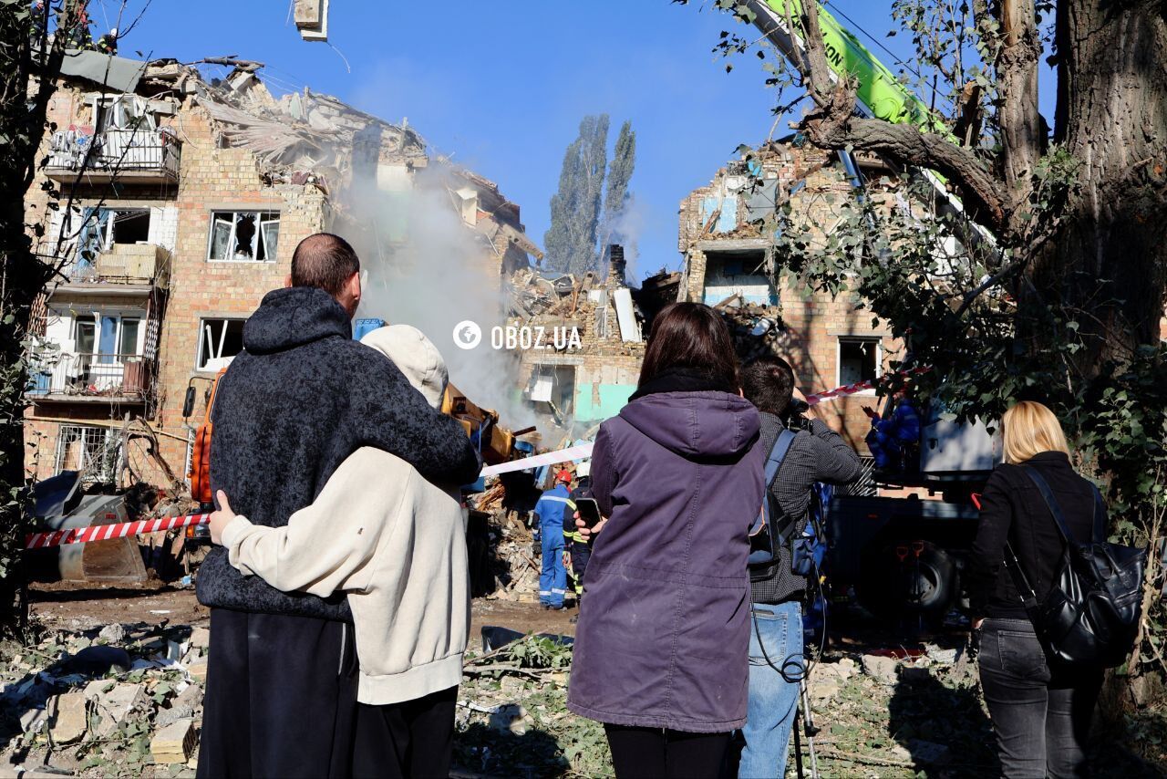 Россия бьет по гражданским: момент прилета ракеты по дому в Киеве попал на видео