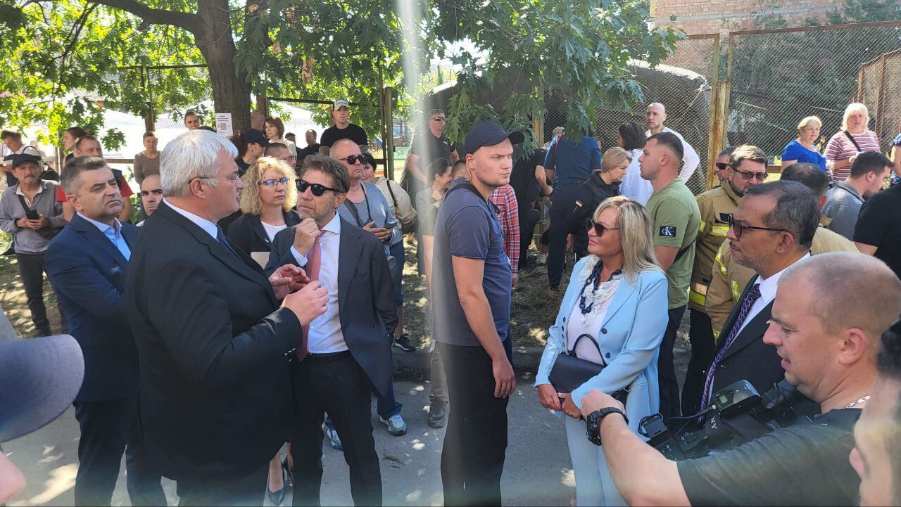 Место ужасного военного преступления: в Киеве к дому, в который попала российская ракета, прибыли иностранные дипломаты. Фото и видео