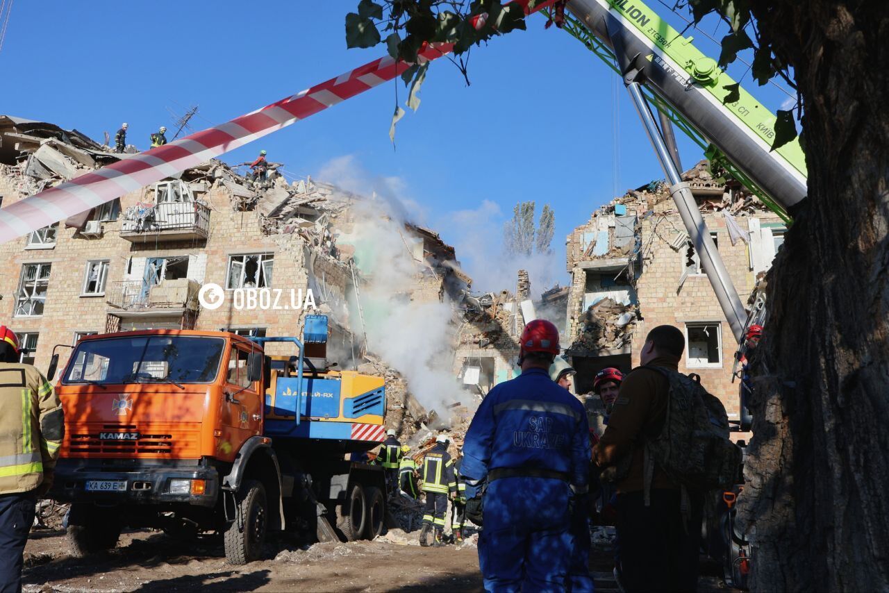 Полностью разрушен подъезд дома: последствия попадания российской ракеты в Дарницком районе Киева. Фото и видео