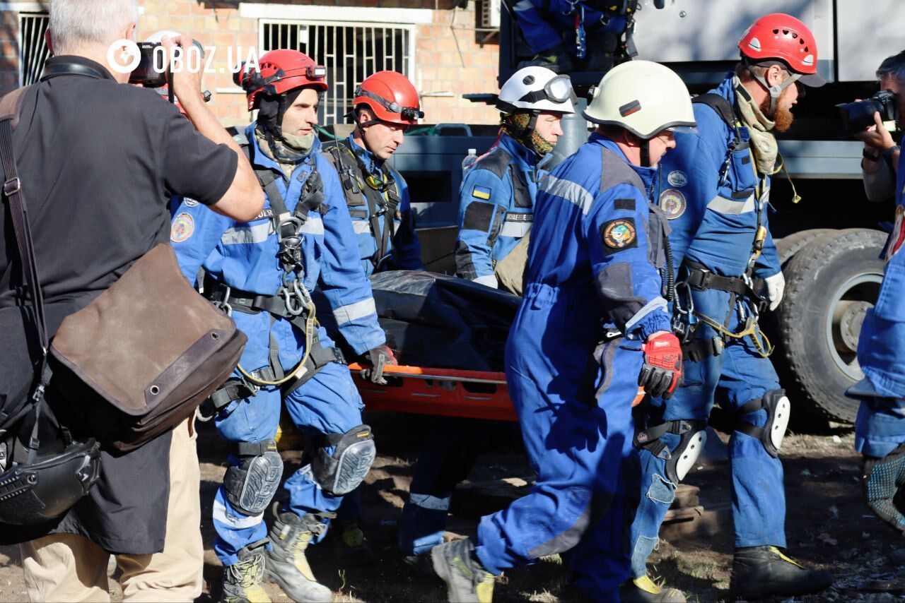 Полностью разрушен подъезд дома: последствия попадания российской ракеты в Дарницком районе Киева. Фото и видео