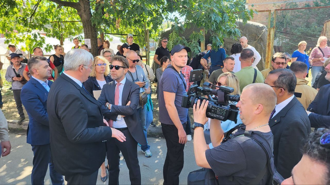 Место ужасного военного преступления: в Киеве к дому, в который попала российская ракета, прибыли иностранные дипломаты. Фото и видео