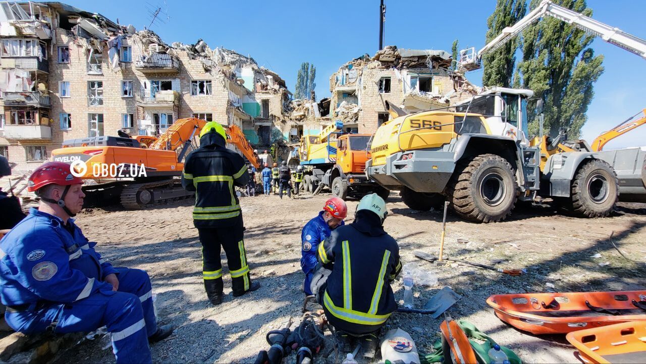Место ужасного военного преступления: в Киеве к дому, в который попала российская ракета, прибыли иностранные дипломаты. Фото и видео