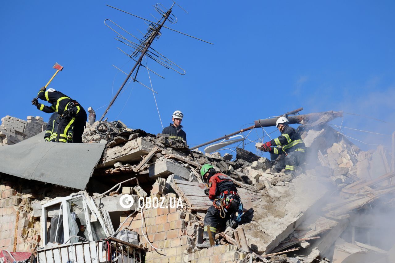 Россия бьет по гражданским: момент прилета ракеты по дому в Киеве попал на видео