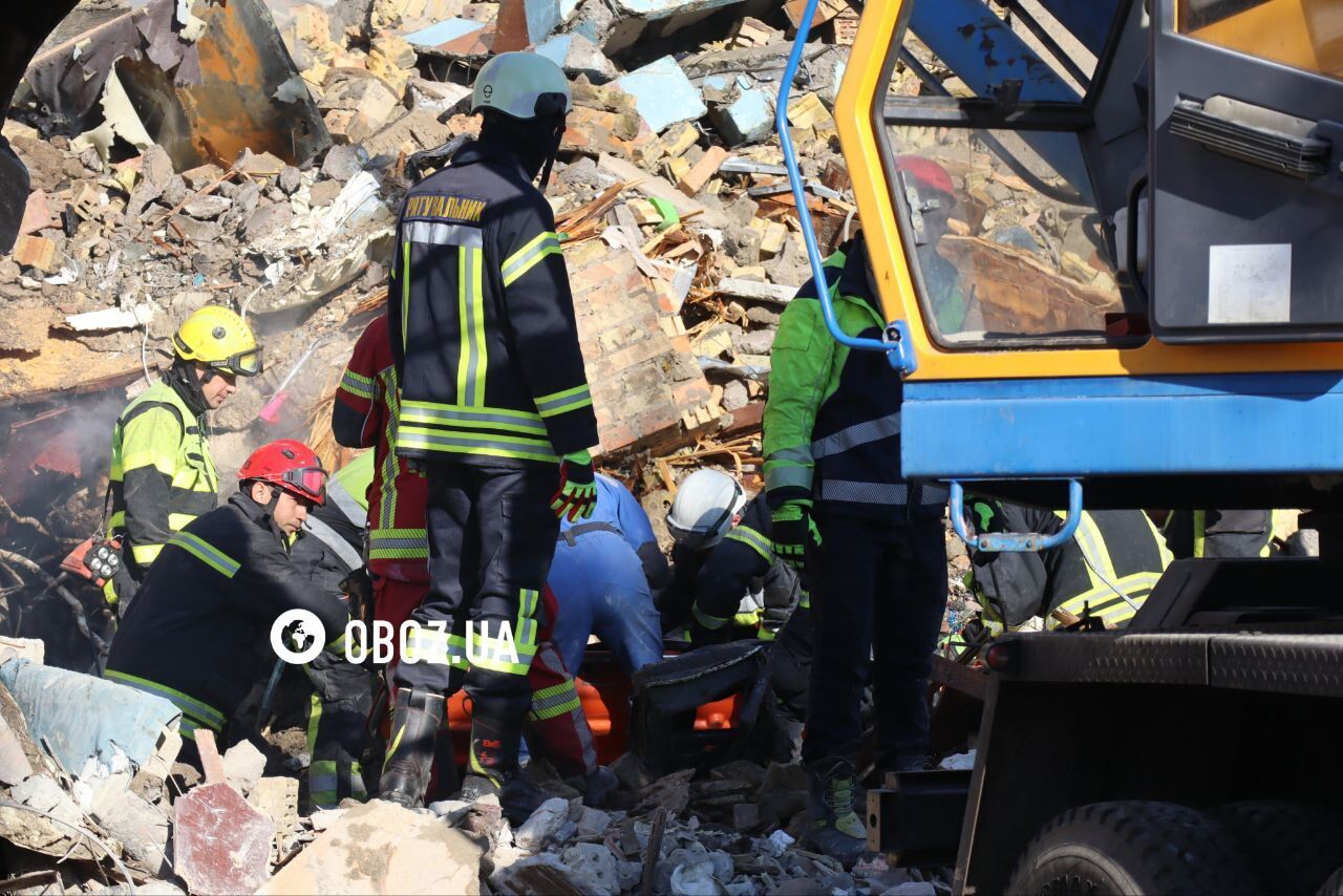 Полностью разрушен подъезд дома: последствия попадания российской ракеты в Дарницком районе Киева. Фото и видео