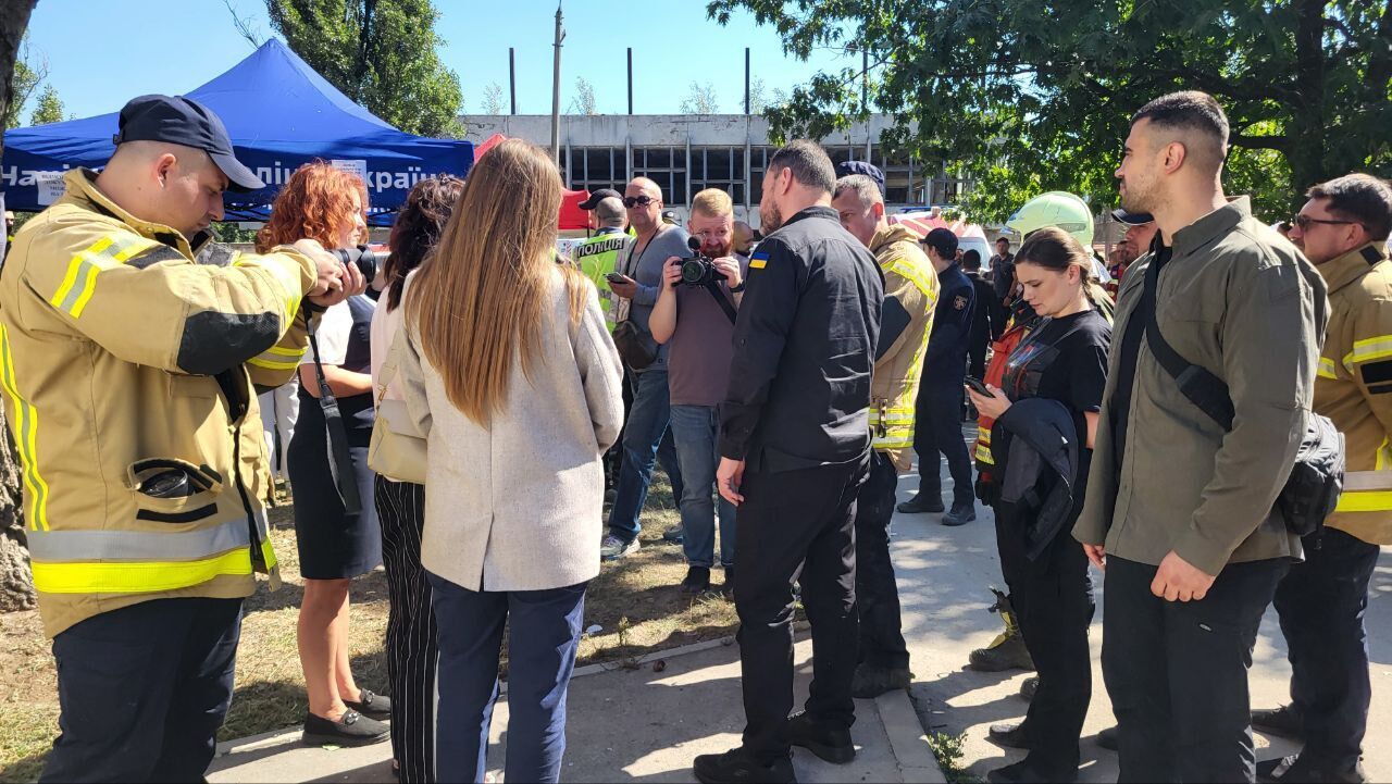 Место ужасного военного преступления: в Киеве к дому, в который попала российская ракета, прибыли иностранные дипломаты. Фото и видео