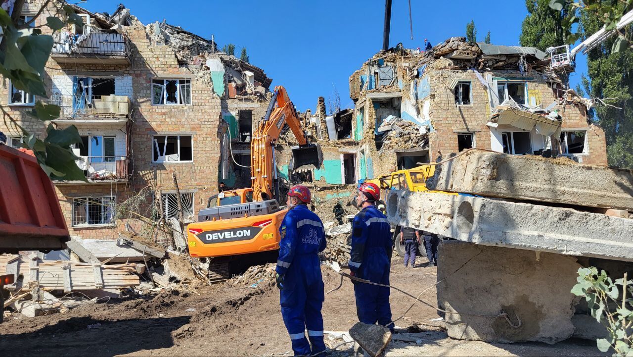 Место ужасного военного преступления: в Киеве к дому, в который попала российская ракета, прибыли иностранные дипломаты. Фото и видео