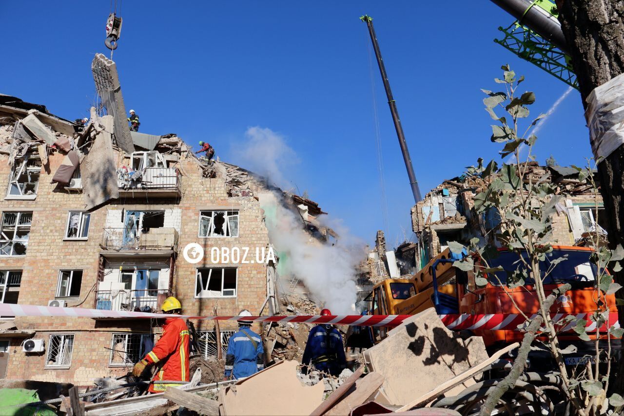 Полностью разрушен подъезд дома: последствия попадания российской ракеты в Дарницком районе Киева. Фото и видео