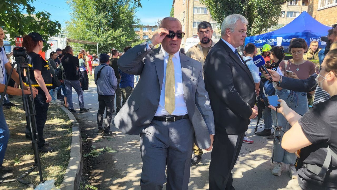 Место ужасного военного преступления: в Киеве к дому, в который попала российская ракета, прибыли иностранные дипломаты. Фото и видео