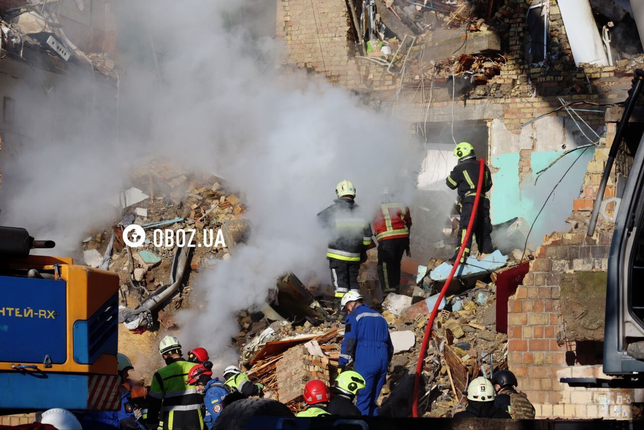 Полностью разрушен подъезд дома: последствия попадания российской ракеты в Дарницком районе Киева. Фото и видео