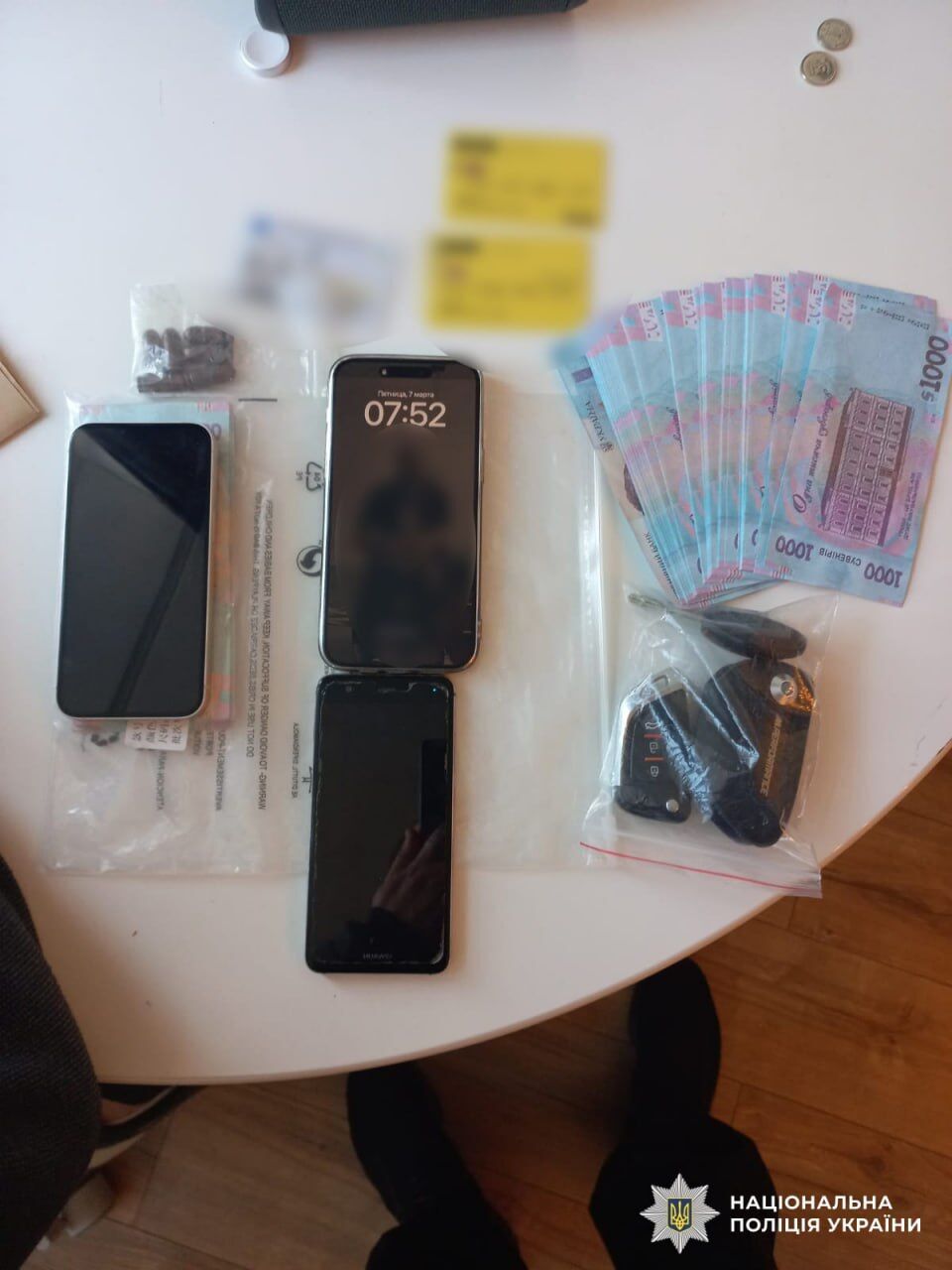 У Києві викрили шахрая, який збирав гроші від імені Роберта "Мадяра" Бровді. Подробиці та фото