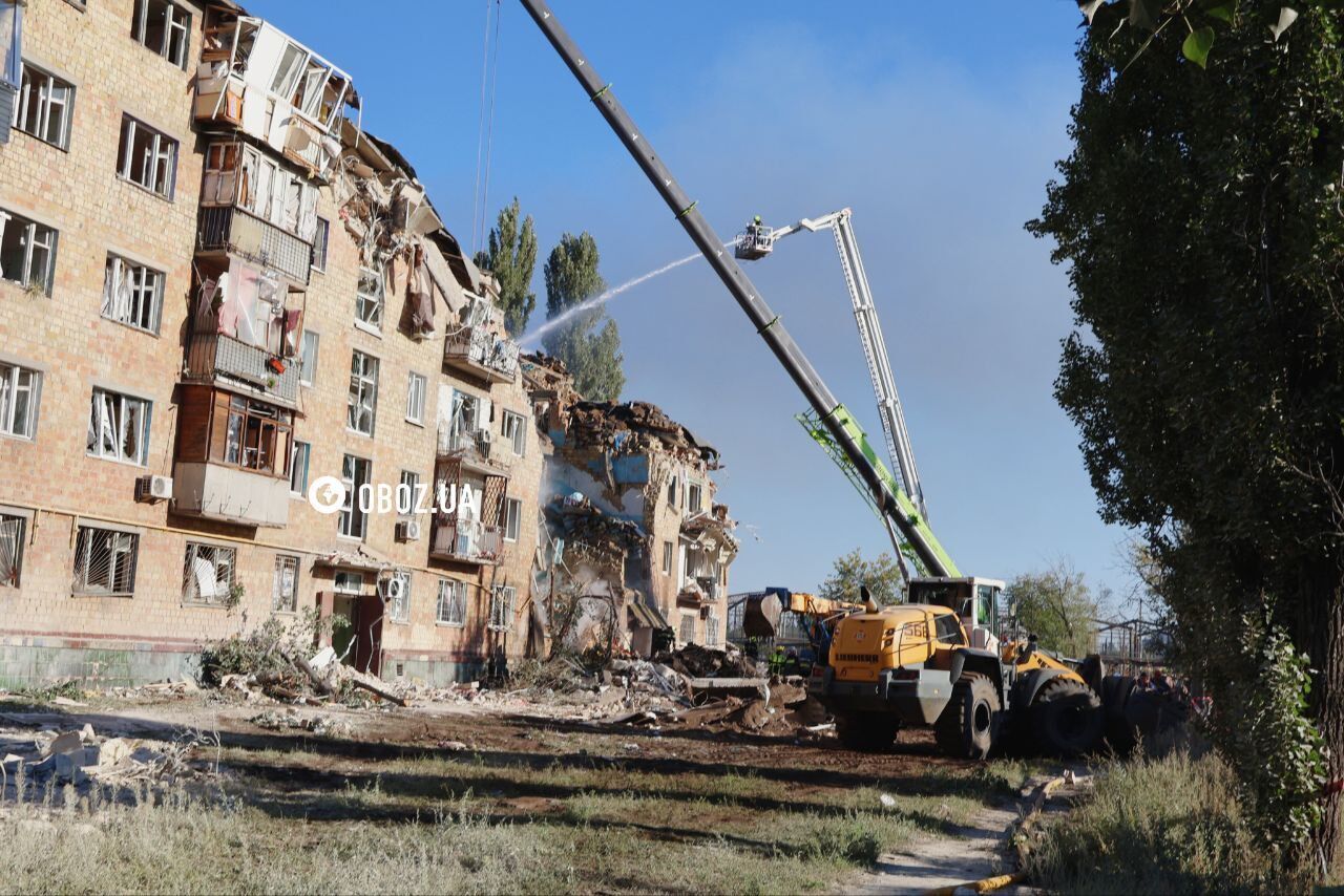 Полностью разрушен подъезд дома: последствия попадания российской ракеты в Дарницком районе Киева. Фото и видео