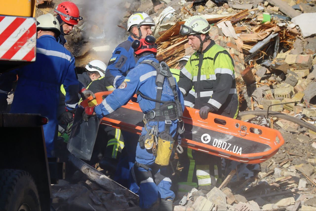 Полностью разрушен подъезд дома: последствия попадания российской ракеты в Дарницком районе Киева. Фото и видео