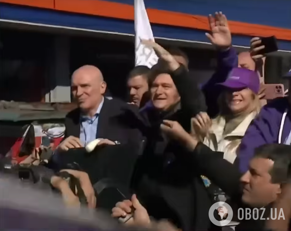 Авто президента Аргентини закидали камінням: лідера довелося евакуювати. Відео