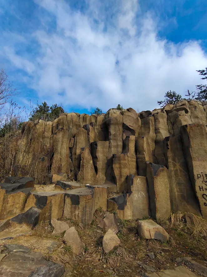 Нерукотворные крепости: где в Украине увидеть базальтовые столбы