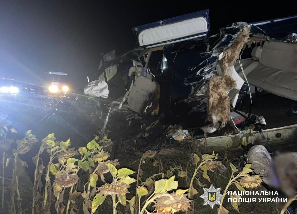 На Кировоградщине Sprinter столкнулся с автобусом: погибли шесть человек, среди них ребенок. Фото