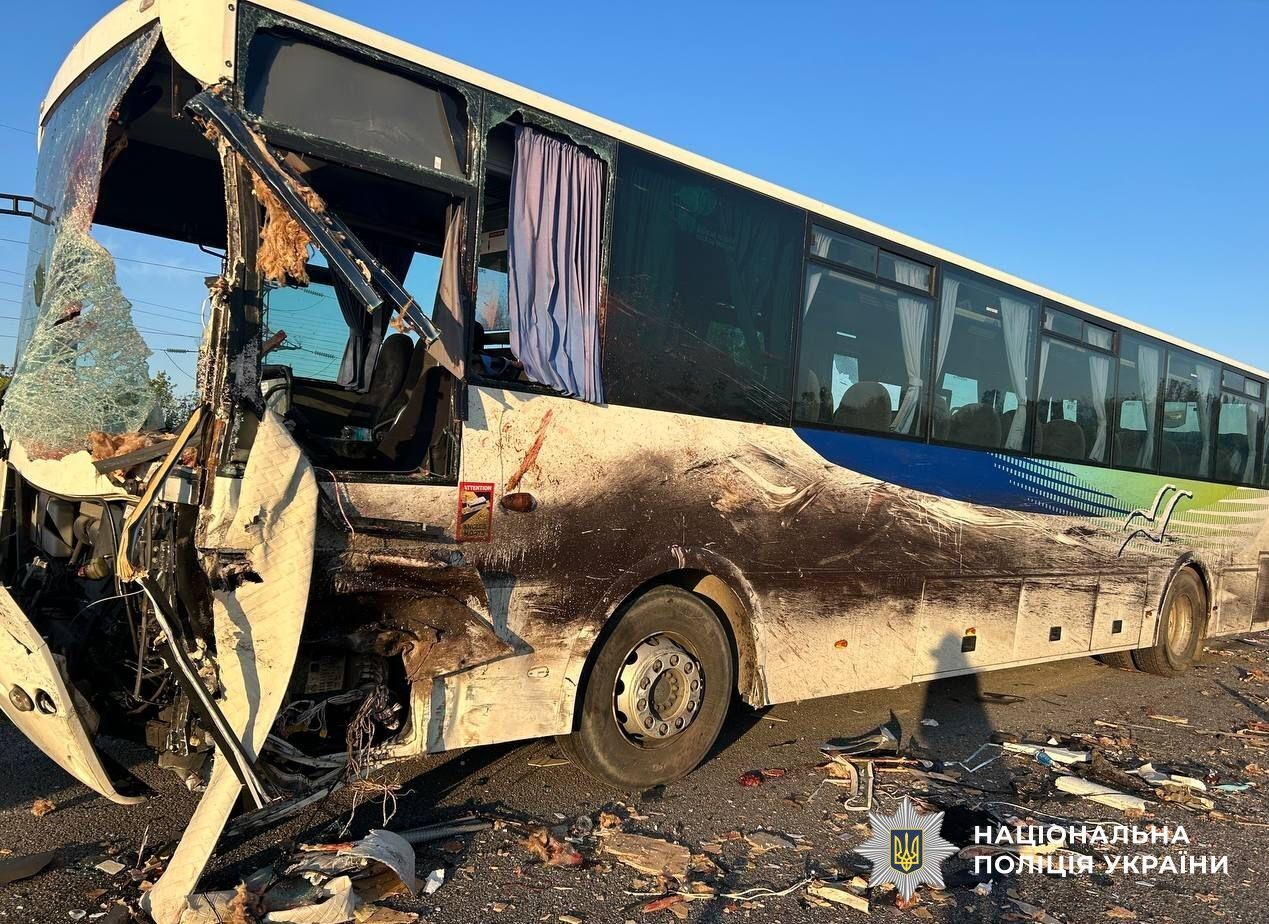 На Кировоградщине Sprinter столкнулся с автобусом: погибли шесть человек, среди них ребенок. Фото