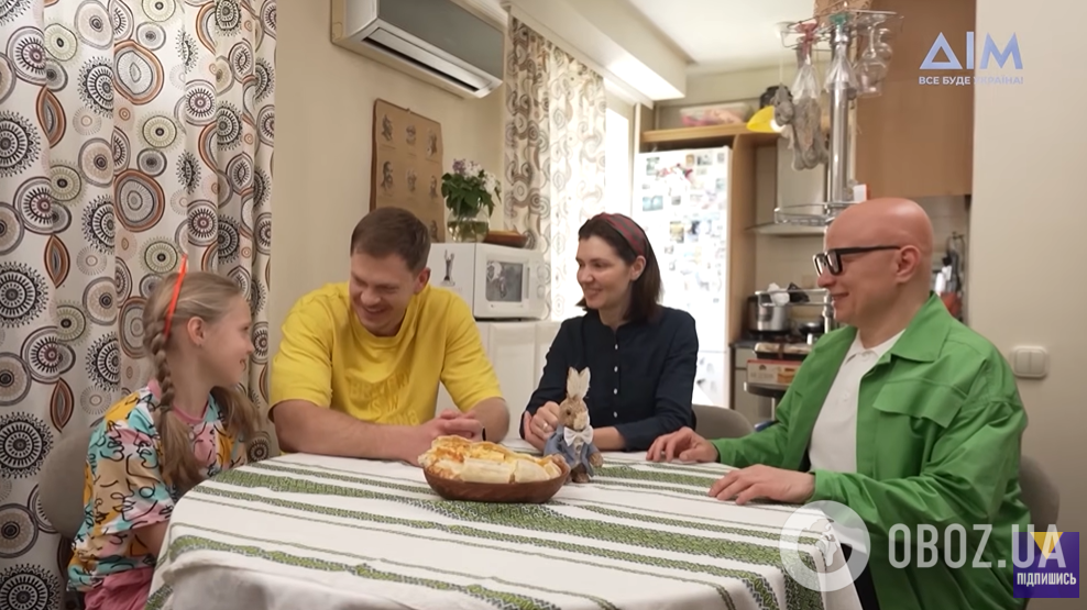 Звезда "Женского доктора" Андрей Исаенко показал свою уютную квартиру в неприметной 9-этажке. Фото