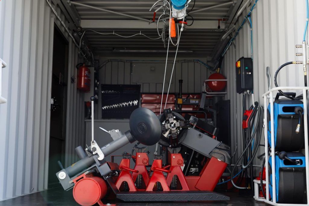 "Поддержка ВСУ – это задача номер один": Порошенко привезет бойцам на фронт новую партию помощи